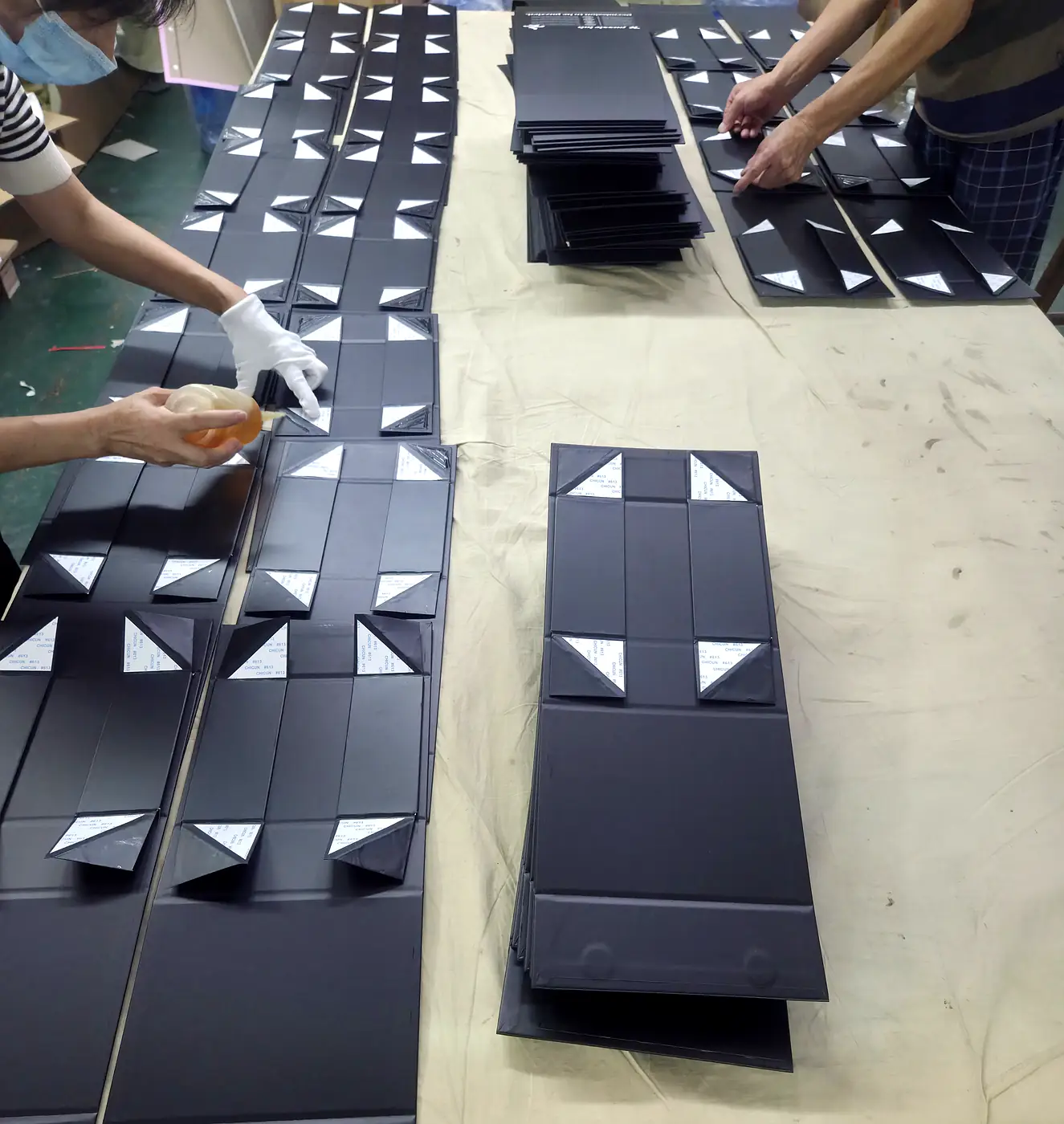Manual gluing process for folding gift boxes
