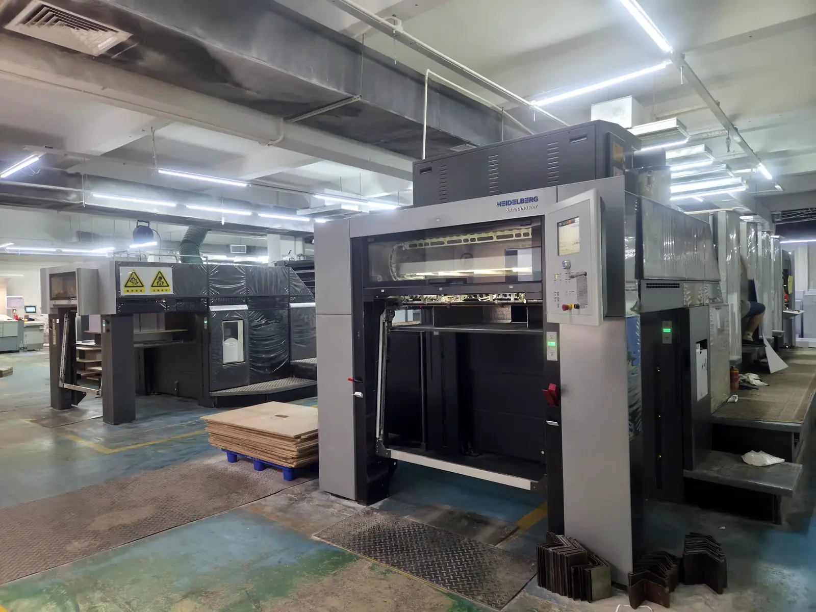 Heidelberg Speedmaster 4-color offset press producing premium gift boxes