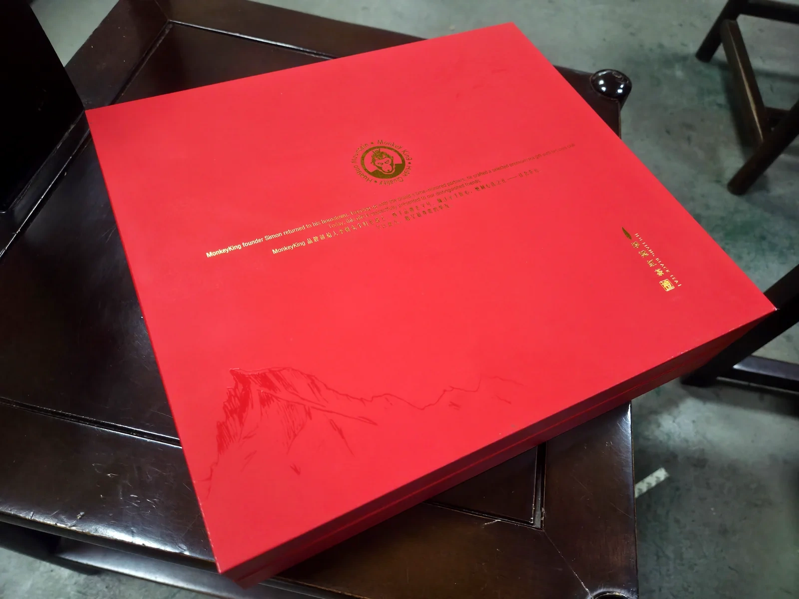 Rigid box interior structure — gold foil lining