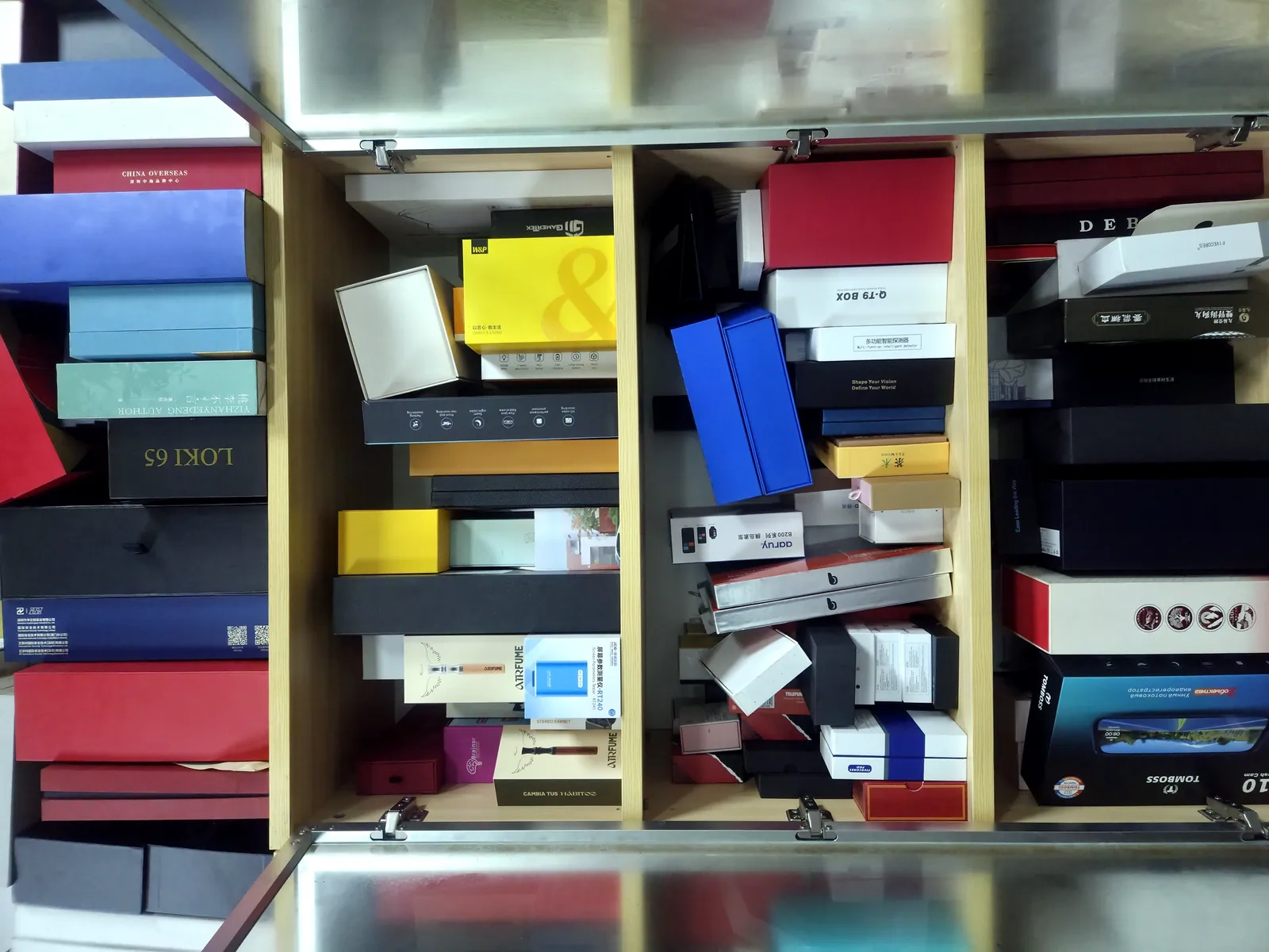 Premium rigid box sample cabinet — 50+ global brand cases